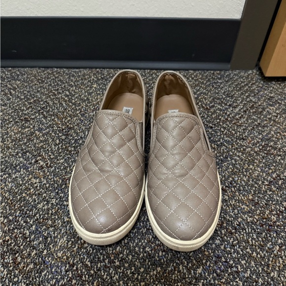 Steve Madden Women's Quilted Slip-On Sneakers Tan Size 9 - Picture 2 of 5